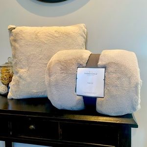 Threshold Primalush Blanket and matching Pillow Set